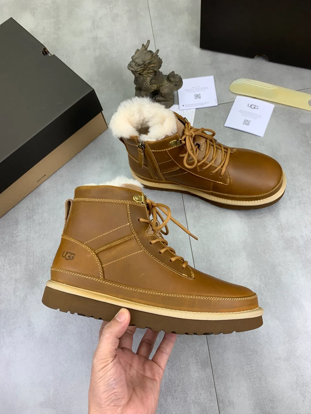 Men's men's shoes 💰P640 New top version UGG 2025 autumn and winter high-top new casual shoes new series Ansley Mules Fashionable and comfortable shallow flat slip-on casual loafers ✨ Classic suede cowhide with 10mm wool lining Insole Fleece collar Soft and comfortable ❤️ Decorated with UGG classic heat embossed brand logo on the back side Full texture Lightweight rubber sole Anti-slip, wear-resistant and comfortable Color: Black Brown Size: 39-45